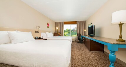 Hilton Garden Inn Charlottesville Room Type - 2 QUEENS W DRINKS-SNACKS