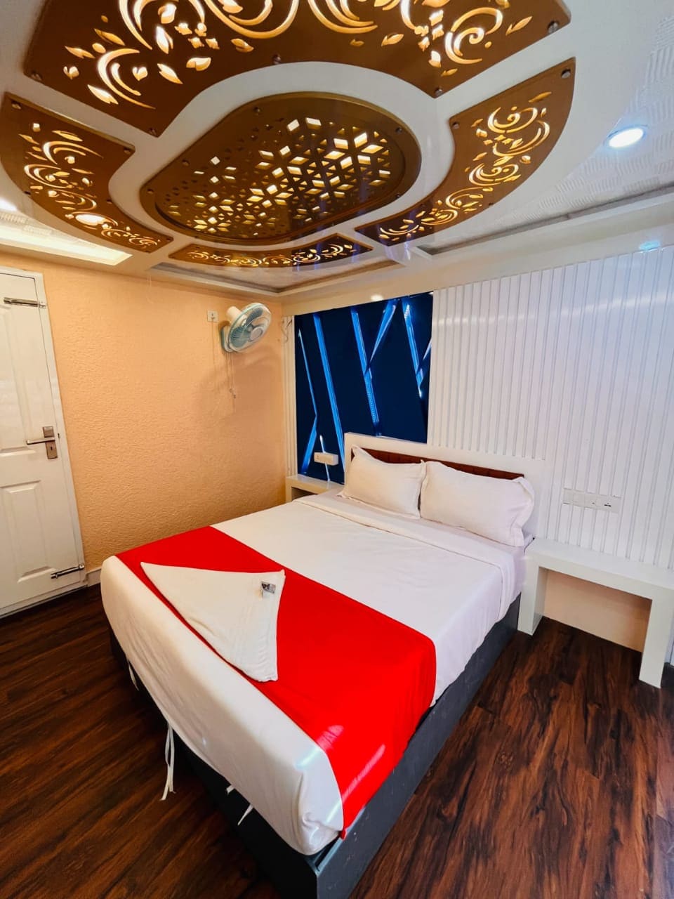Anna Cruise Houseboats - Tap to explore photos
