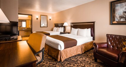 Best Western George West Executive Inn Room Type - 2 Queen Beds, Smoking Room, Upstairs, Microwave And Refrigerator, High Speed Internet Access, Full B
