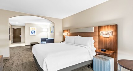 Holiday Inn Express and Suites Hotel - Pauls Valley Room Type - 1 King Bed Ste Addl Living Area Sofa Bed