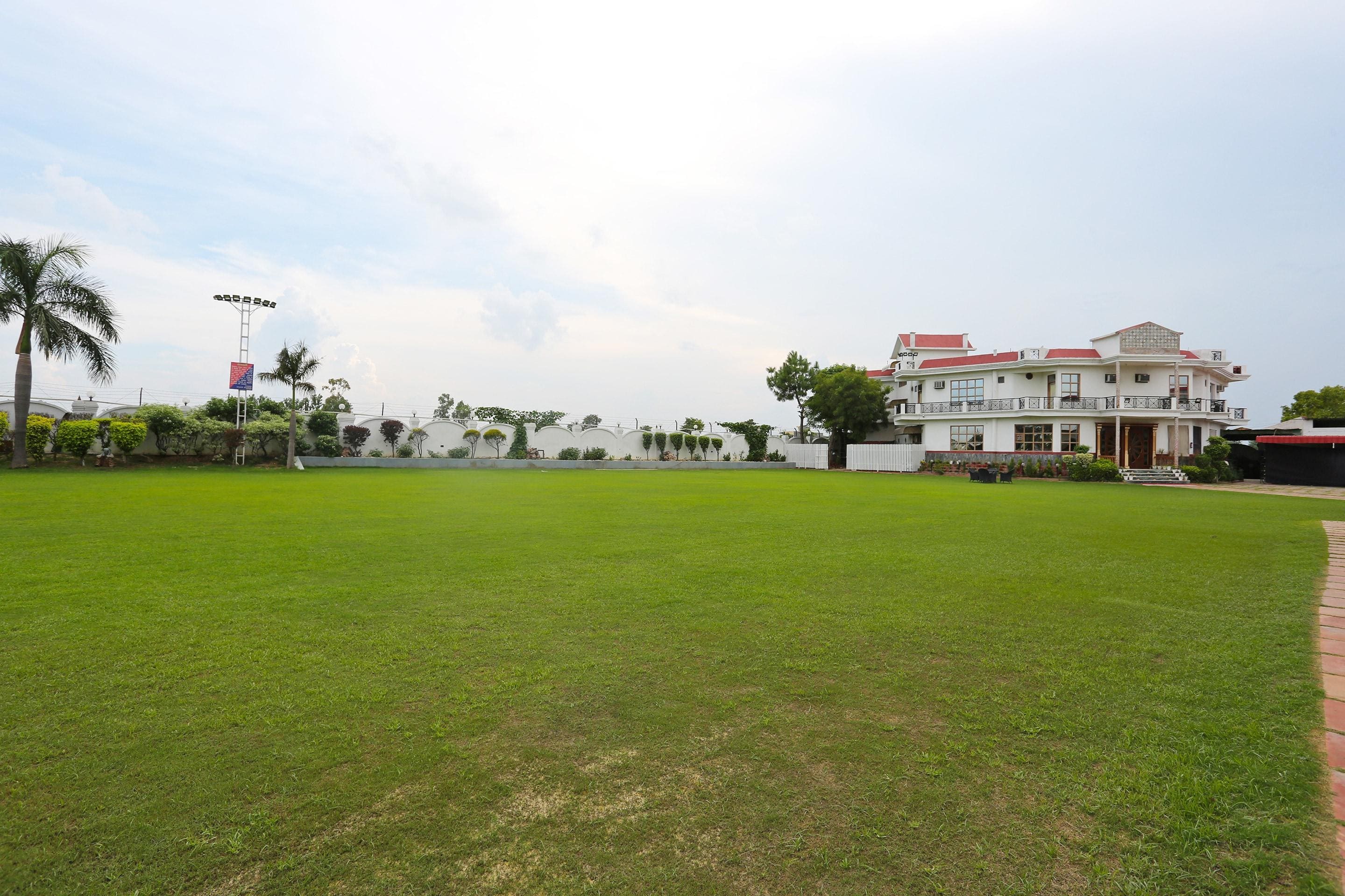 Garden City Resorts | Rooms & Restaurant - Tap to explore photos