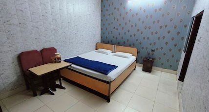Hotel Raj Palace Room Type - Deluxe Room (Non- Airconditioner) Hotel Raj Palace Room Type - Deluxe Room (Non- Airconditioner)