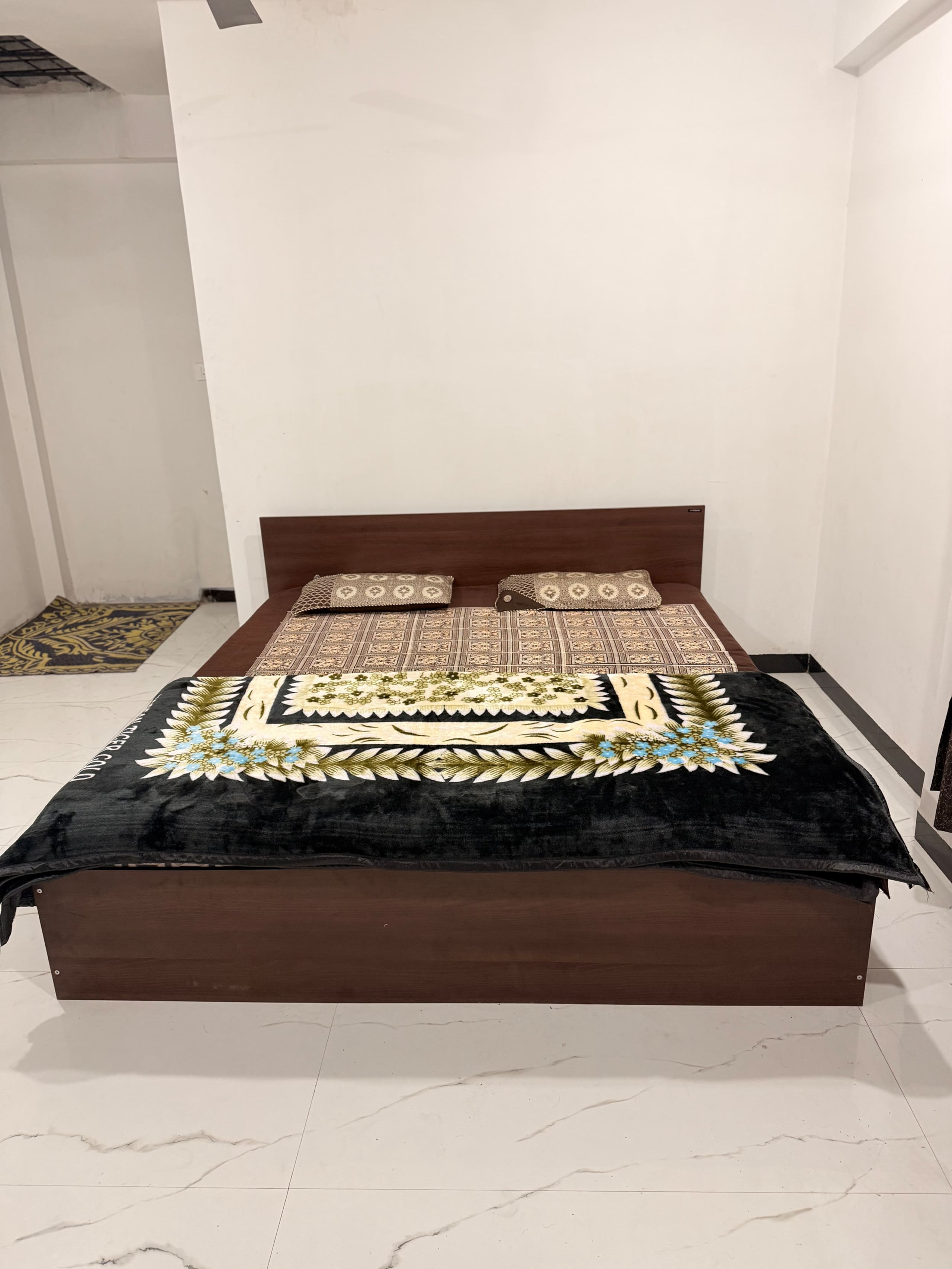 Vinayak Homestay Spacious City Centre AC Room - Tap to explore photos