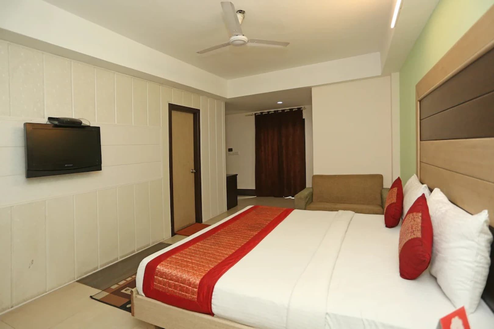 Pacific Inn Huda City Centre - Tap to explore photos