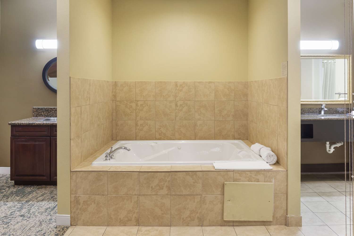 Best Western Plus Wilmington/Carolina Beach - Tap to explore photos
