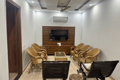 UrbanVogue Oasis Chic 1BR in the Heart of the City