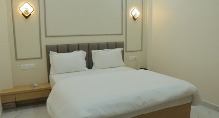 Radha Raman Inn Room Type - Deluxe Room with King Bed