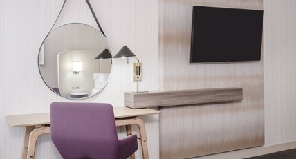 Crowne Plaza Indianapolis Airport Room Type - 1 King Bed Stndrd Mobil Access Roll Shwr