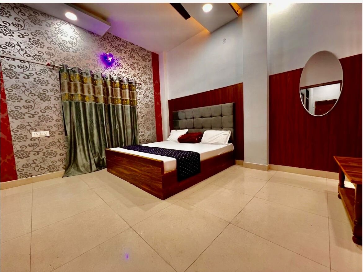 Hotel Girdhari Varanasi - Tap to explore photos