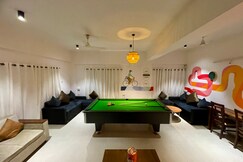 HOSHTEL99 - LUX - Stay, Cowork and Cafe - Luxurious Twin Bungalow