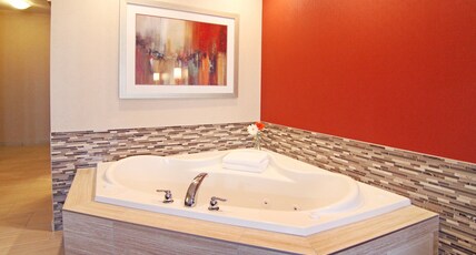 Holiday Inn Express and Suites Calgary University Room Type - 1 King Suite