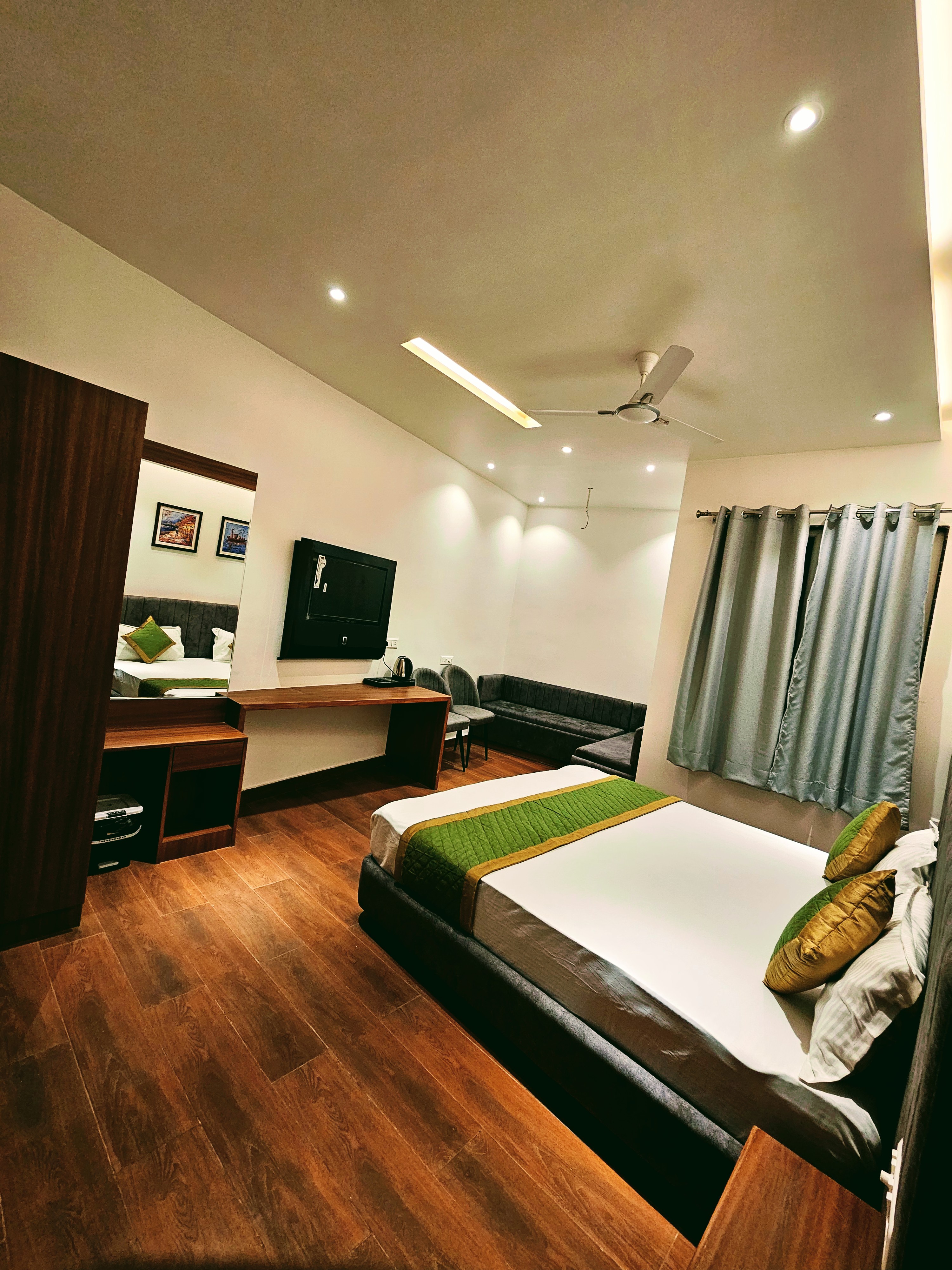 Hotel Sharda Dinings - Tap to explore photos