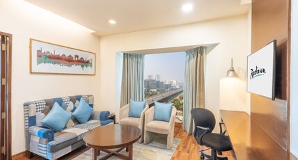 Radisson Hotel Gurugram Sohna Road City Center Room Type - Suite with Bathtub & Living Room