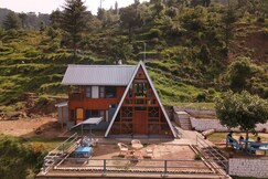 Van Vayu | Cozy A frame Cottage by Sama Homestays