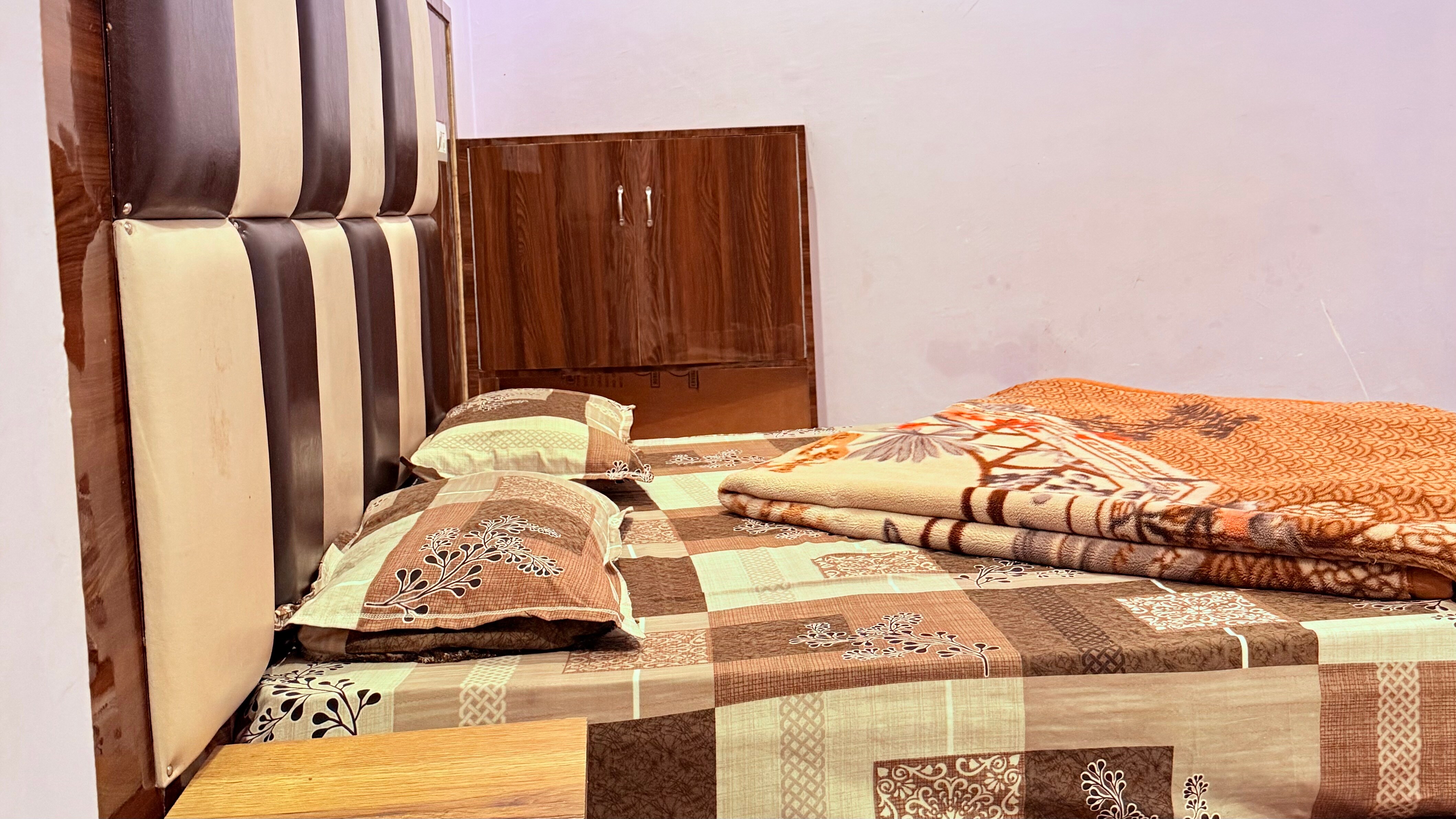 Travelling Stand - Tap to explore photos