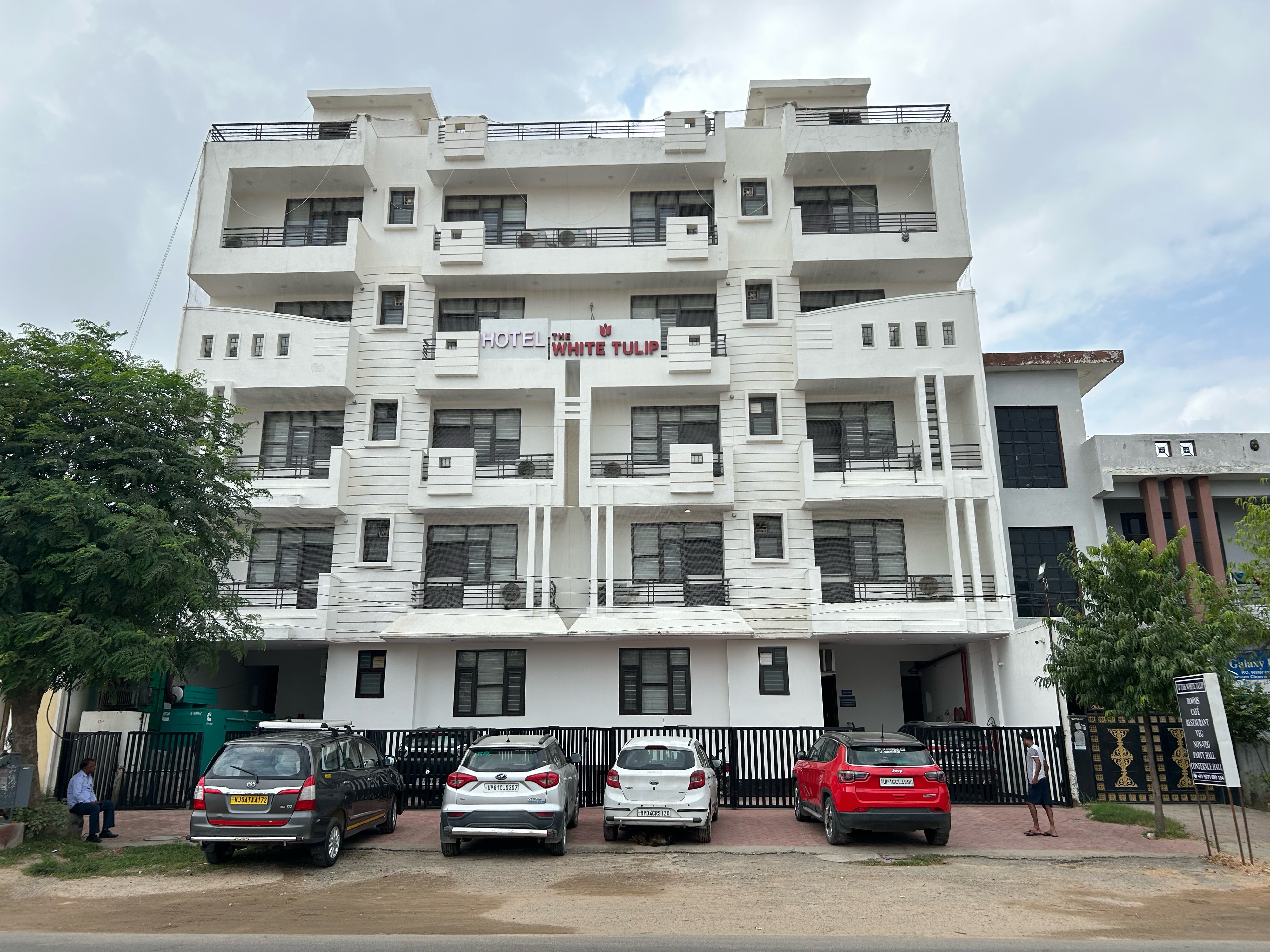 Hotel The White Tulip - Tap to explore photos