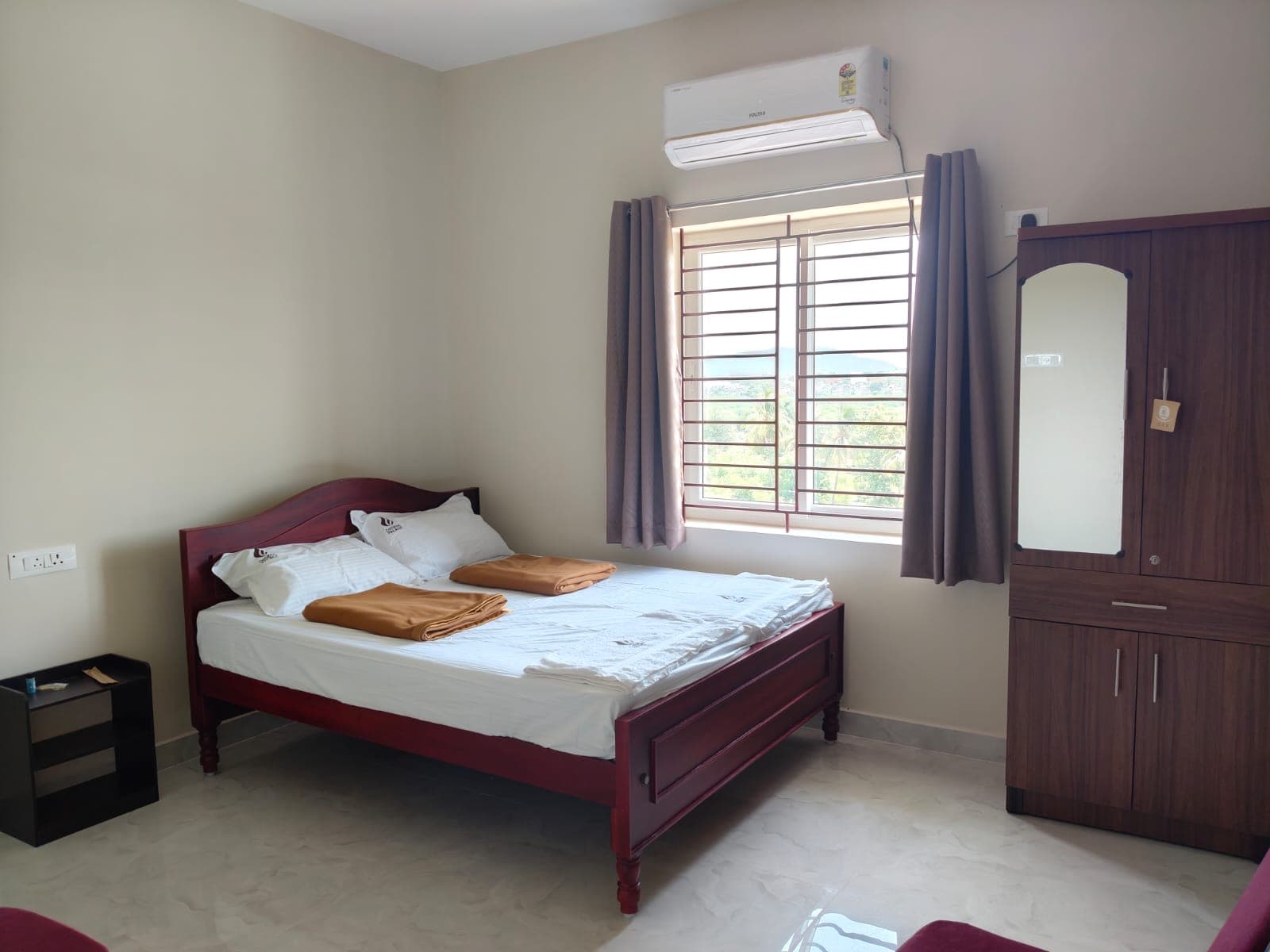 CHOZHA PALACE PREMIUM ROOMS AC - Tap to explore photos