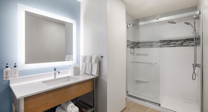 Even Hotel Pittsburgh Downtown, an IHG hotel Room Type - 1 King Premium Corner Room