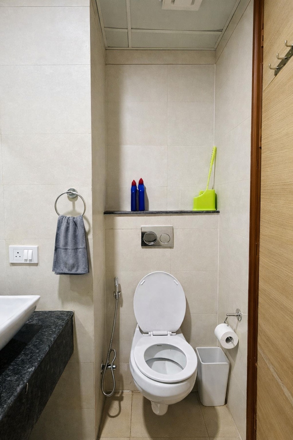 Couple-Friendly Studio Apartment in Gaur City Center - Tap to explore photos