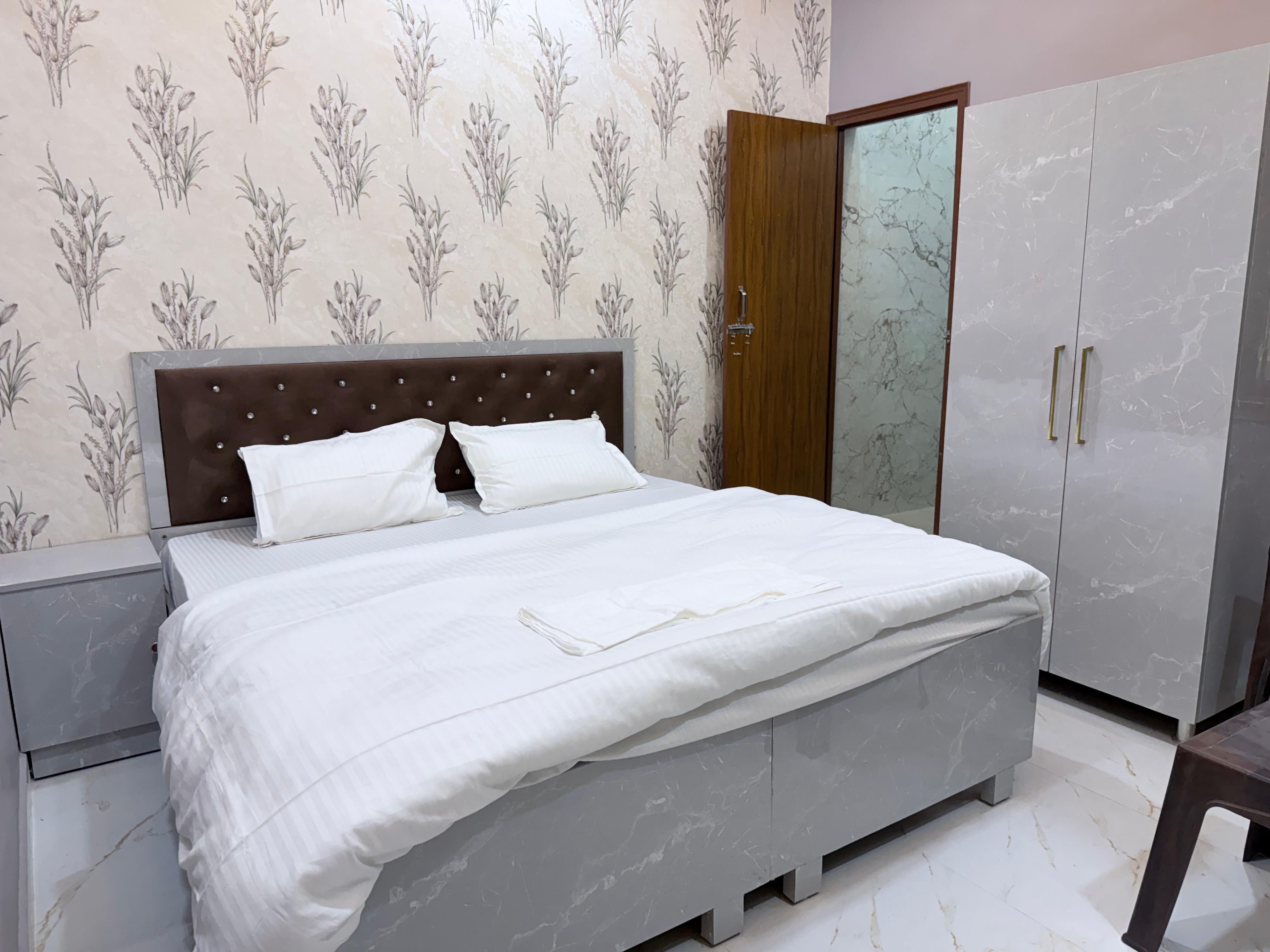 Cozy Stay by Drip Inn | Shukla Chauraha | Jankipuram - Tap to explore photos