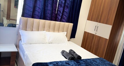 AK Homes Room Type - Blue Mist with Balcony Near US Consulate 501