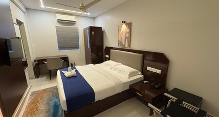 Kanak Residency Kuthuparamba Room Type - Deluxe AC Room with Ensuite Bathroom