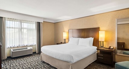 Best Western Plus Pitt Meadows Inn & Suites Room Type - Suite-1 King Bed, Non-Smoking, Family Room, Sofabed, Microwave, Refrigerator, Full Breakfast