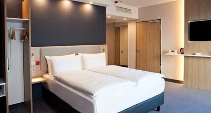 Holiday Inn Express G Room Type - 1 Queen Standard Extra Floor Space Holiday Inn Express G Room Type - 1 Queen Standard Extra Floor Space