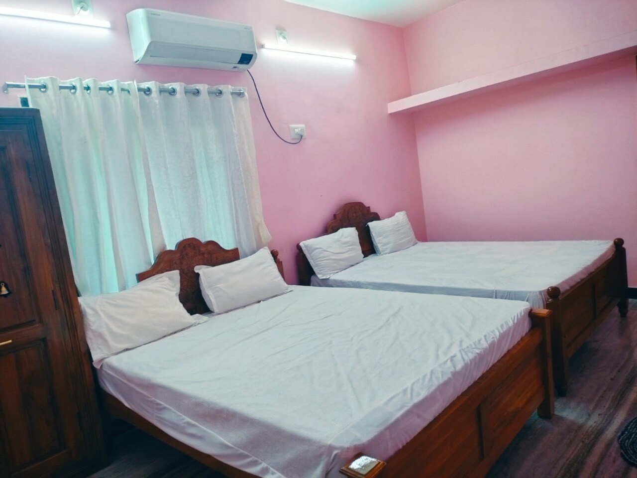 LEE - Tap to explore photos