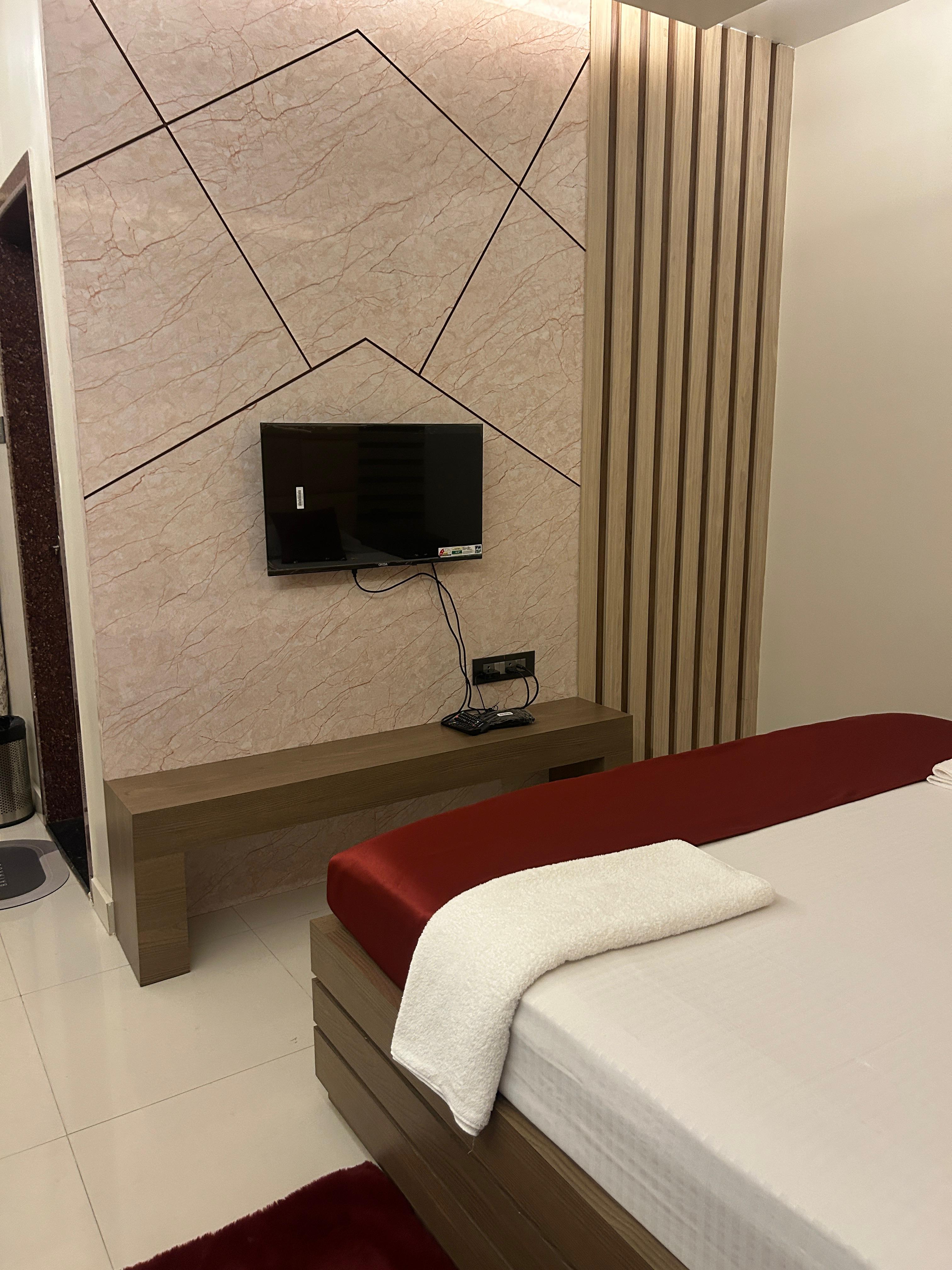 Evara Inn - Tap to explore photos