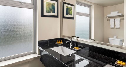 Best Western Plus Pitt Meadows Inn & Suites Room Type - Suite-1 King Bed, Non-Smoking, Whirlpool, Refrigerator, Wi-Fi, Full Breakfast