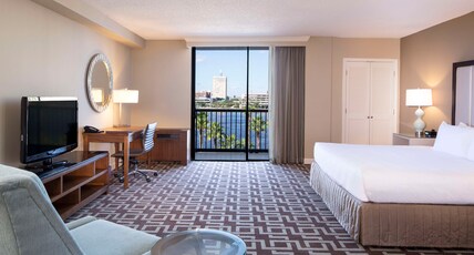 DoubleTree by Hilton Jacksonville-Riverfront Room Type - 1Q MB HR ACC RI-SHWR-RIVER