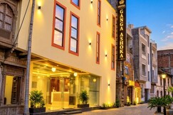 Hotel Ganga Ashoka-stay By The Ganges At Triveni Ghat