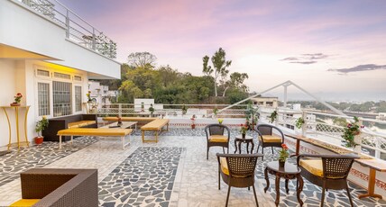 Hill Villa Signature Suites |Lakefront Apartments with Jacuzzi and Spa Room Type - Wildflower-A 3BHK Suite