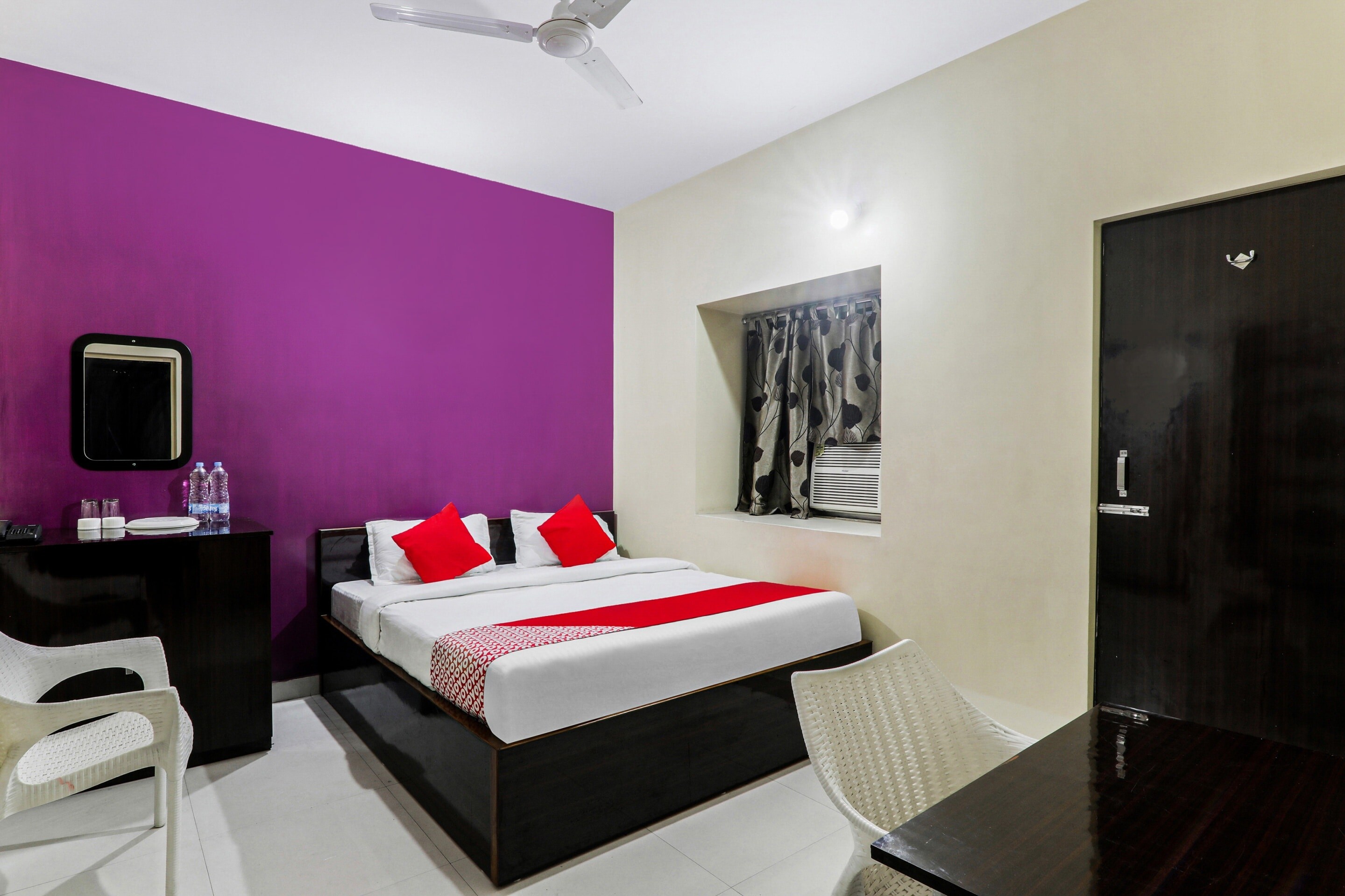 Hotel O Jagdamba - Tap to explore photos
