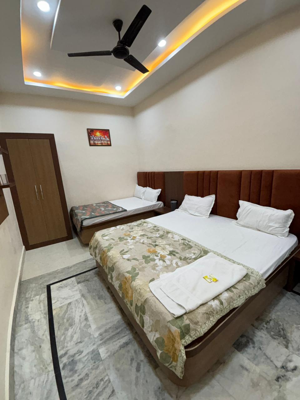 Shree Radha Rani Paying Guest House - Tap to explore photos