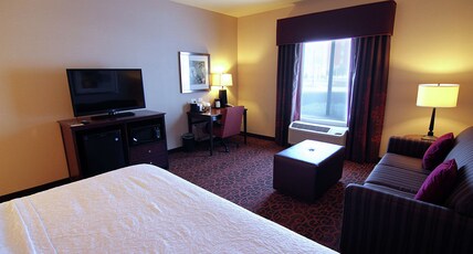 Hampton Inn & Suites Grand Forks, ND Room Type - 1 KNG BED NOSMOKE W SOFABD