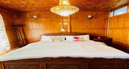 Dilshad Houseboats Room Type - Deluxe Lake Facing