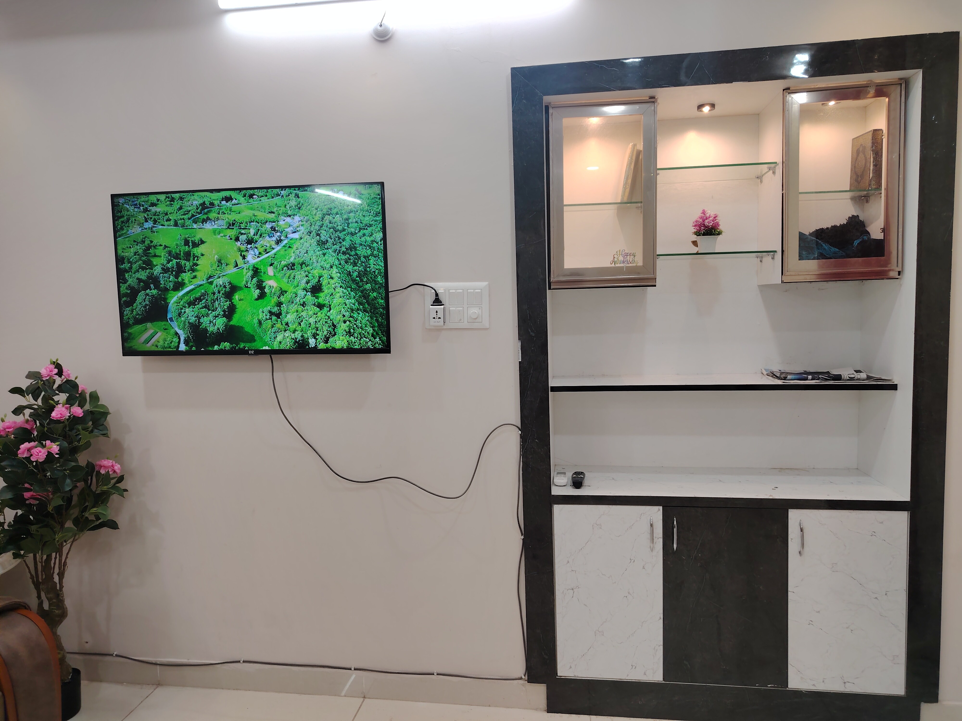 Luxury 2BHK Prime Loc Furnished - Tap to explore photos