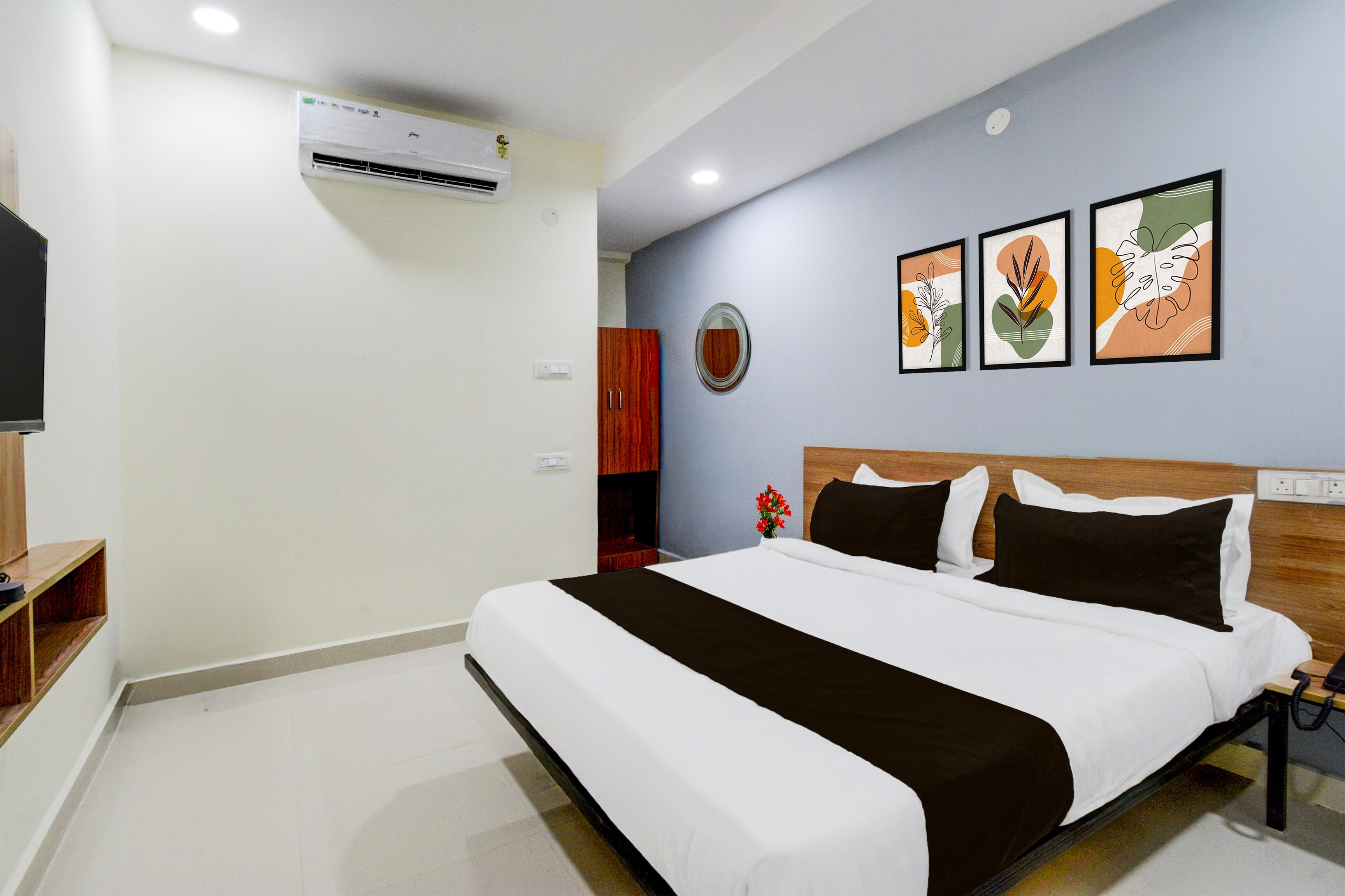 Super Townhouse Kukatpally North Formerly Munagala Arcade - Tap to explore photos