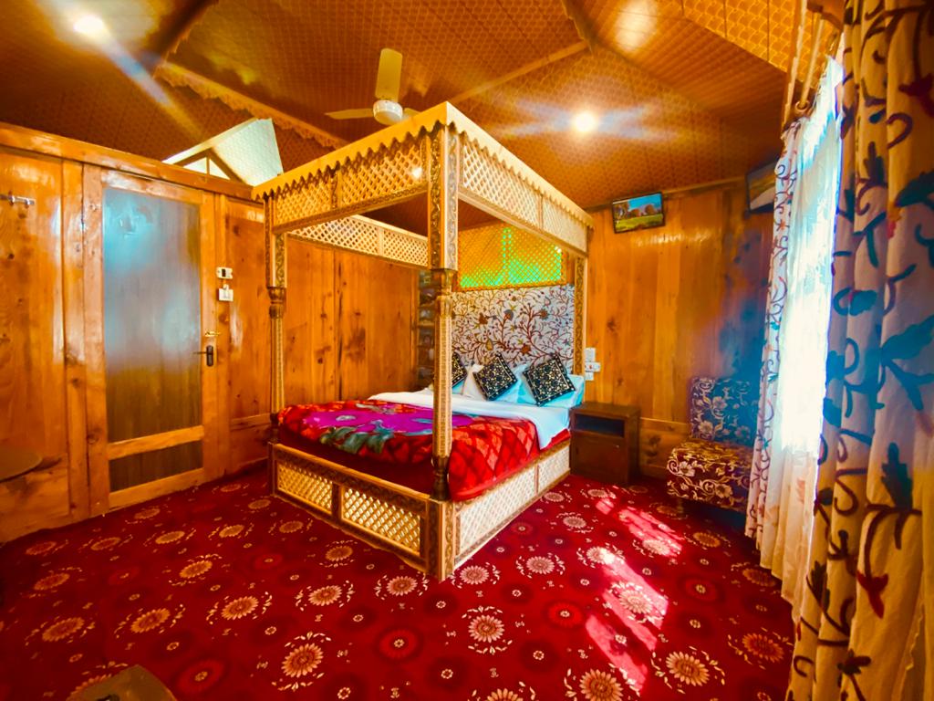 ROYAL SOVEREIGN GROUP OF HOUSEBOAT - Tap to explore photos
