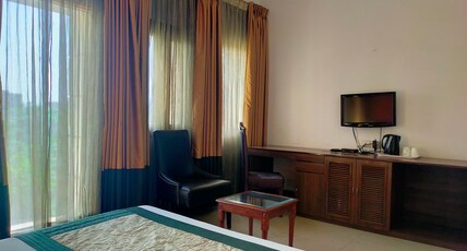Hotel Tavisha Villa Golf Course Road Room Type - Premium Room