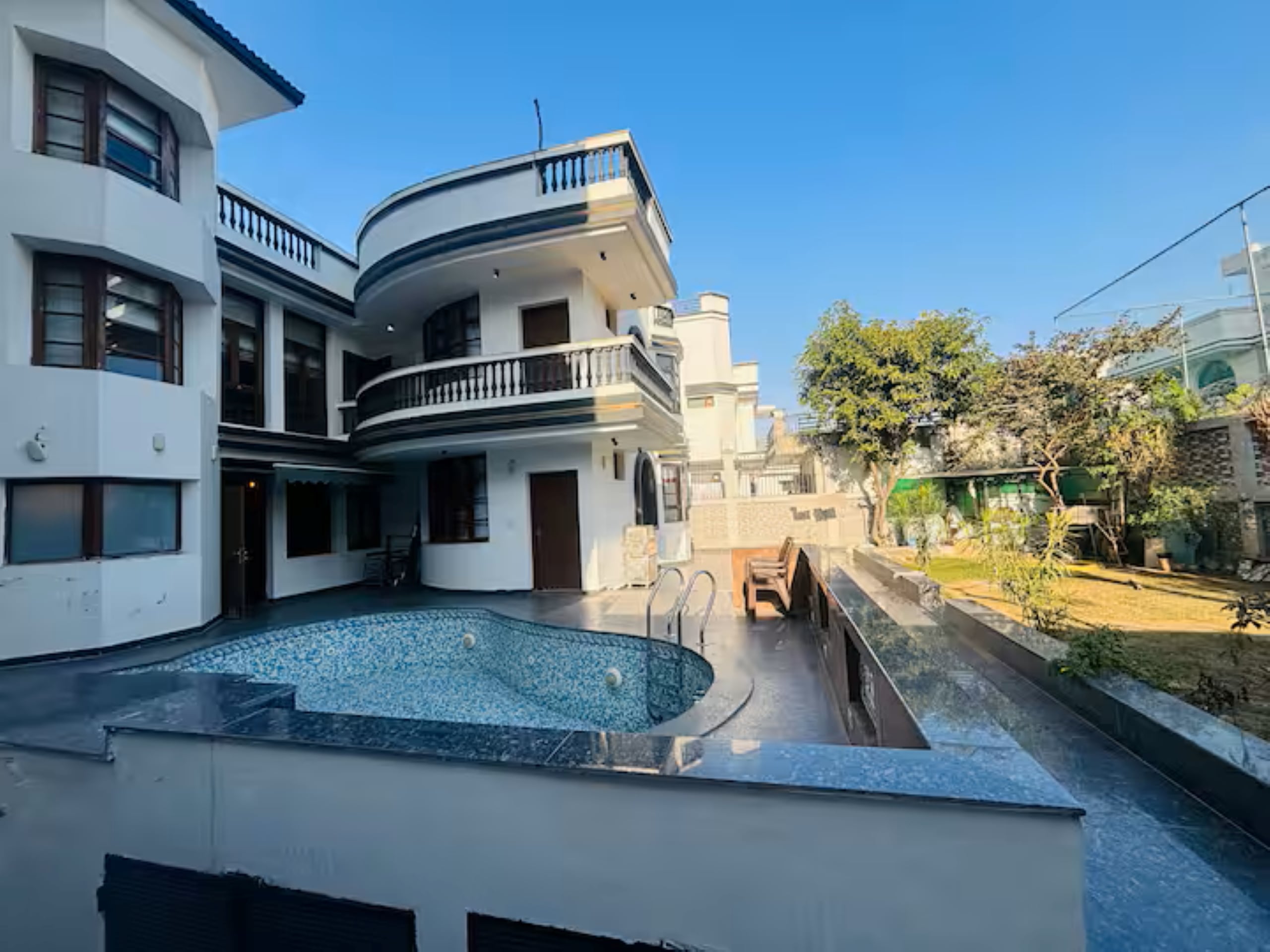 4bhk Villa Gurgaon private pool - Tap to explore photos