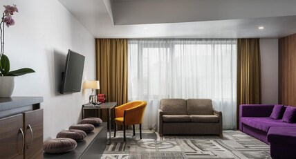 MERCURE BUCHAREST UNIRII Room Type - Privilege Suite with 1 Double Bed and sofa