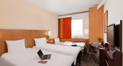 ibis Praha Mala Strana Room Type - Standard Room with 3 single beds ibis Praha Mala Strana Room Type - Standard Room with 3 single beds