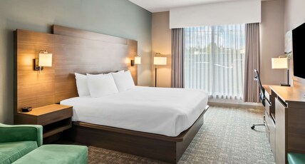 Best Western Plus Pitt Meadows Inn & Suites Room Type - 1 King Bed, Non-Smoking, Sofabed, Sitting Area, Microwave And Refrigerator, Full Breakfast