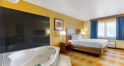 Best Western Kiva Inn Room Type - 1 King Bed, Non-Smoking, Jacuzzi, High Speed Internet Access, Refrigerator, Microwave, Continental B Best Western Kiva Inn Room Type - 1 King Bed, Non-Smoking, Jacuzzi, High Speed Internet Access, Refrigerator, Microwave, Continental B