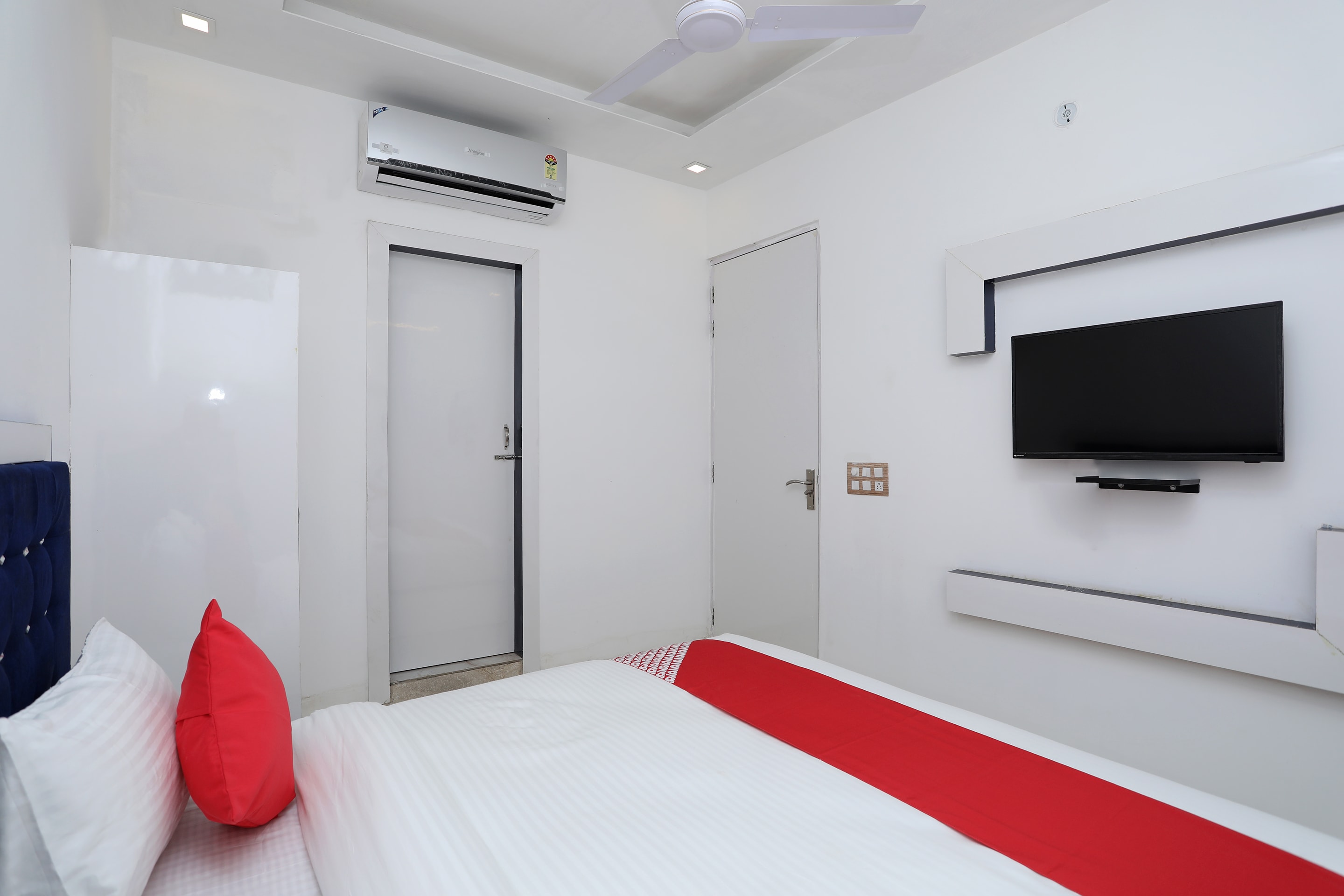 OYO Flagship Hotel Uk-07 - Tap to explore photos