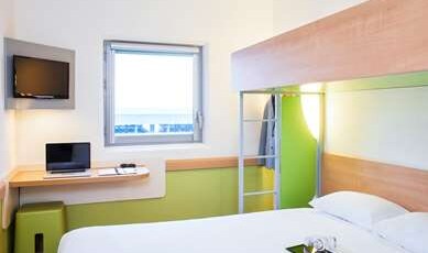 IBIS BUDGET BIRMINGHAM AIRPORT Room Type - Triple room with a double bed and a single bunk bed