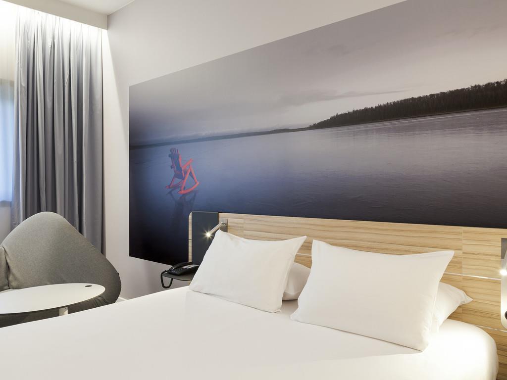 Novotel Tours Centre Gare - Tap to explore photos
